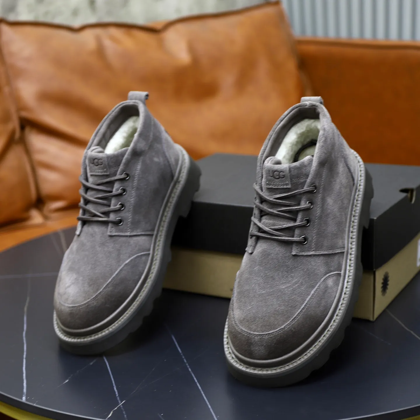 Ex-factory price: 640💰Thick wool imported from Australia Brand: UGG genuine purchasing agent Size: 39-45 Grade: Official website 1:1 Material: First layer of genuine leather waterproof and antifreeze upper Real wool lining Original non-slip soft wear-resistant outsole Style category: Men's casual shoes Trendy style Comfortable on the feet Color: Official website color synchronization